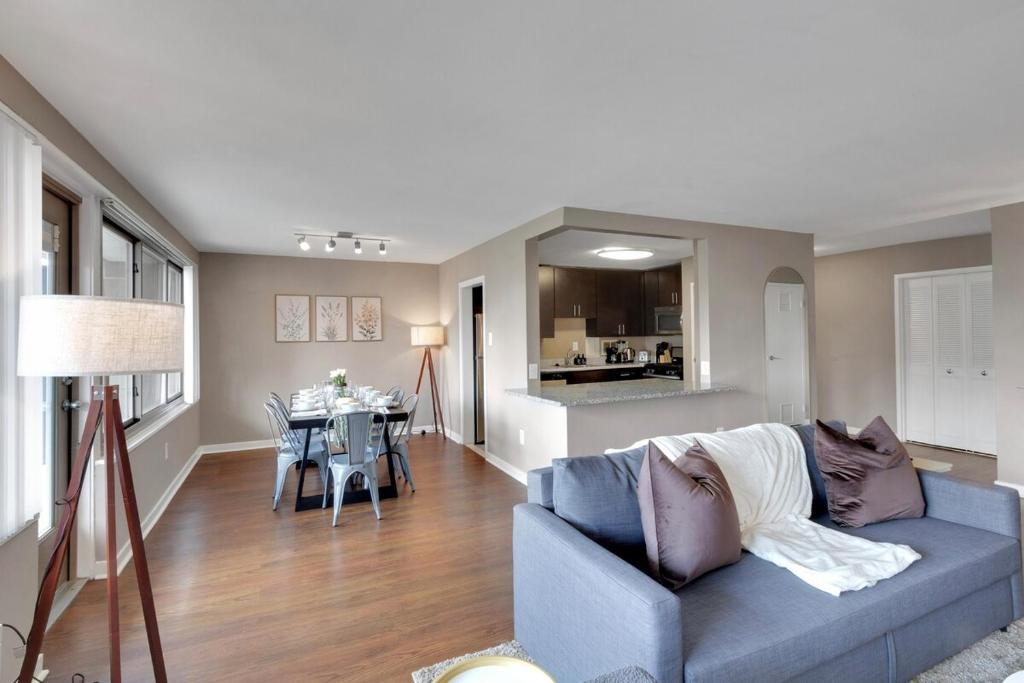 Large 3 bedroom Family Suite, Private Balcony, 5 min to DCA, Gym, Pool and more! 1