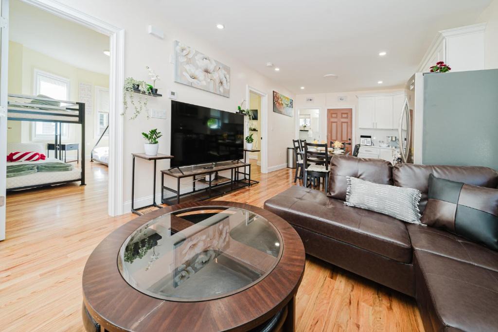 Large 3BR & 2BA Milton Apt w Free Parking, Balcony, TV, AC 141 1