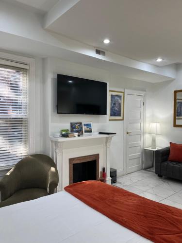 Large DUPLEX Apt 2Bdrm 1Den-Metro 1