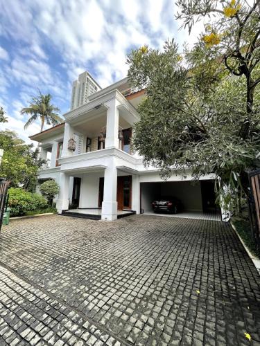 Large Garden Oasis Home in Kemang 1
