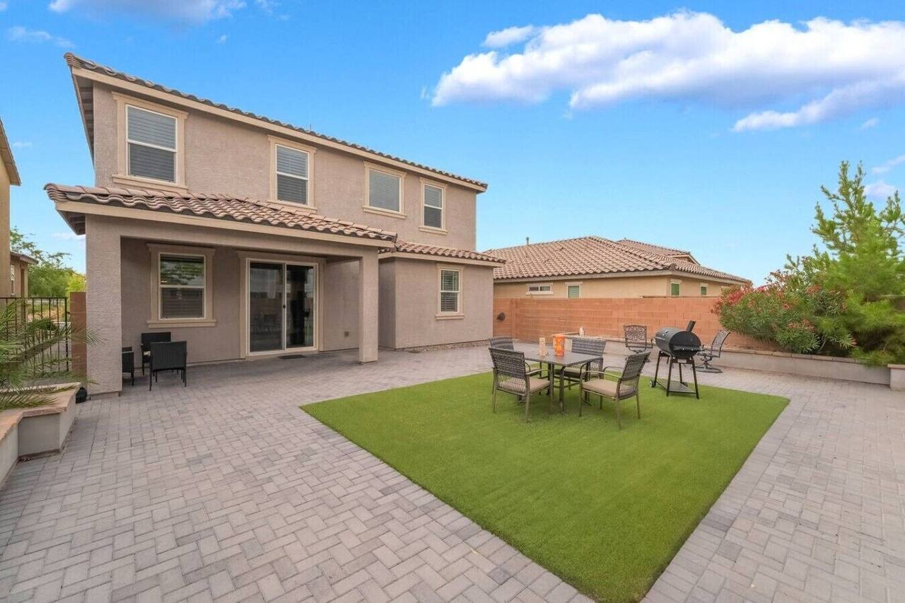 Large Groups! Game Room| BBQ| Spacious| Near Strip 1