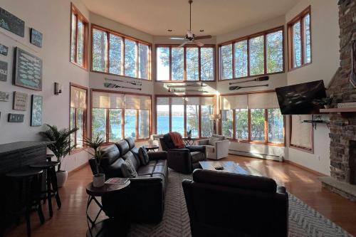 Leaf Peeping & Skiing Nearby! Poconos Getaway 1