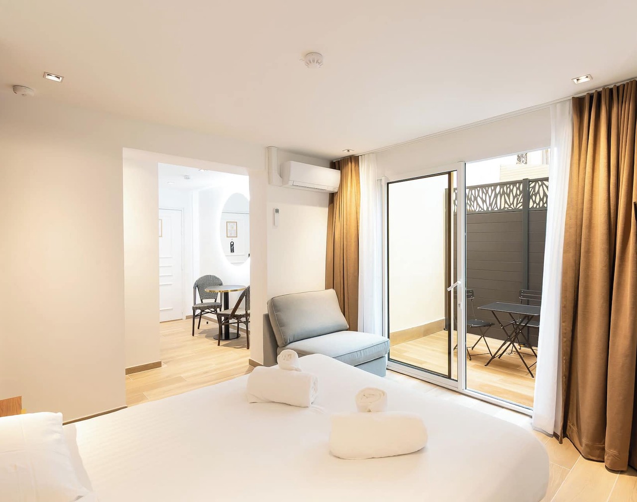 Les Suites Tour Eiffel 1