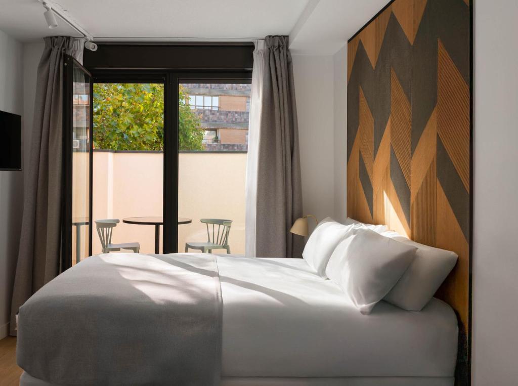 Limehome Madrid Calle de Bolivia 1