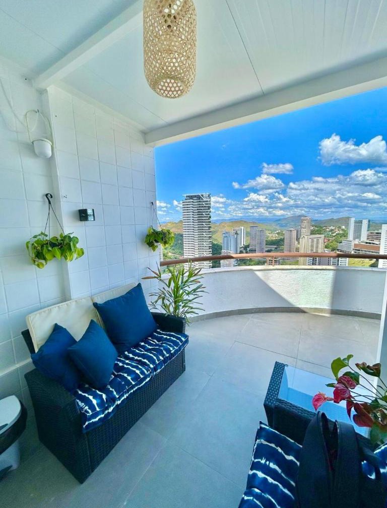 Linda cobertura duplex com varanda no Vila da Serra 1