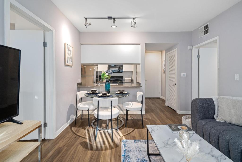 Location Walk to the beach Chic Condo! 1