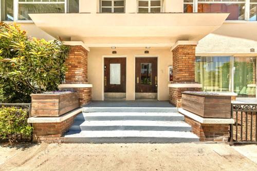 Long Beach 2BR and 1BA Charming Condo Near Alamitos Beach, Marina, Cafes & Shops 1