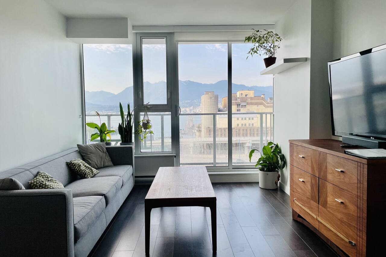 Lovely 2BD condo with amazing views + free parking 1
