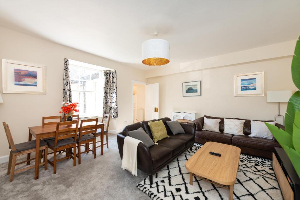 Lovely 3 bed apartment in central Edinburgh 1