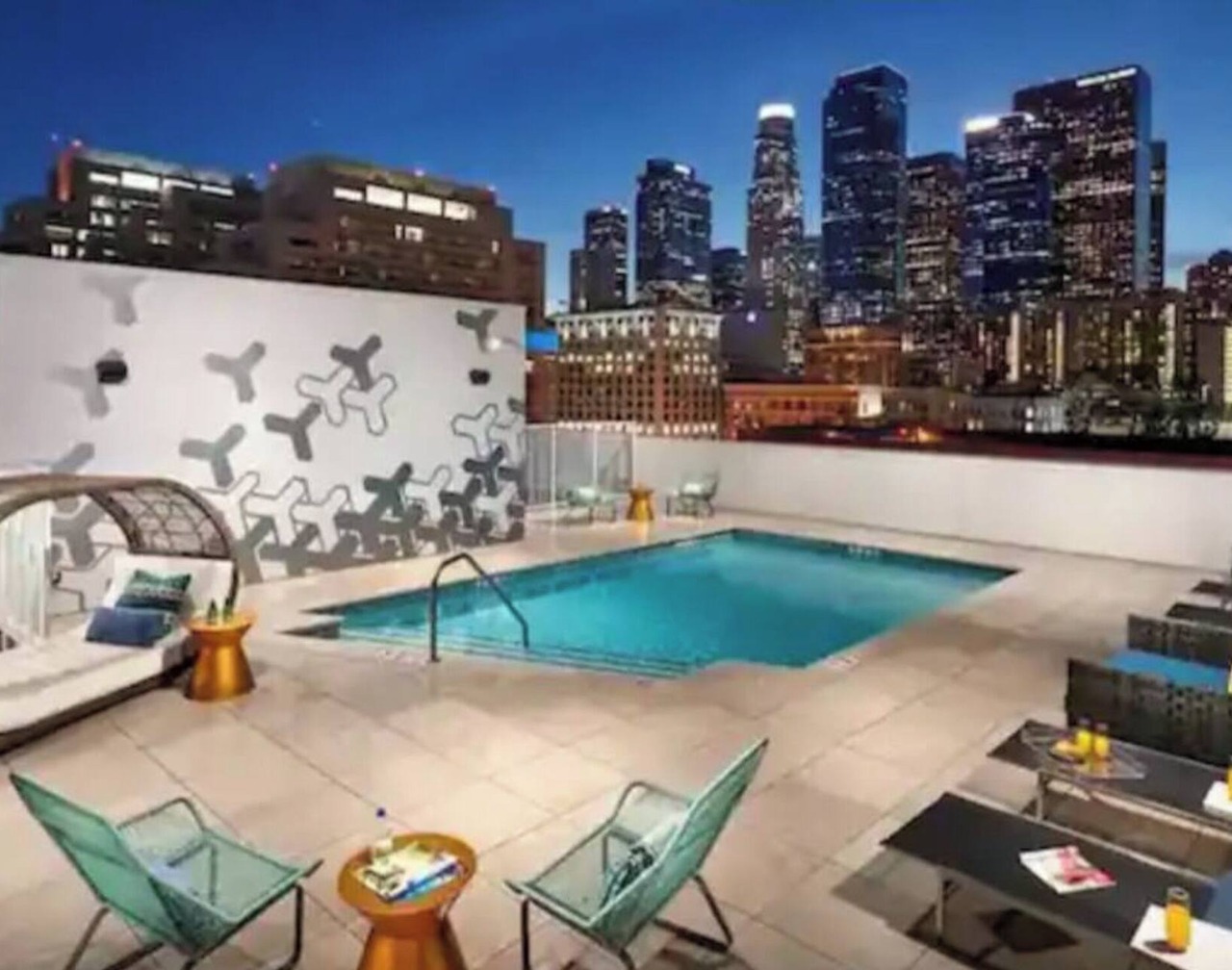 Lovely 3BR Apt w/Balcony & Rooftop Pool + Views 1