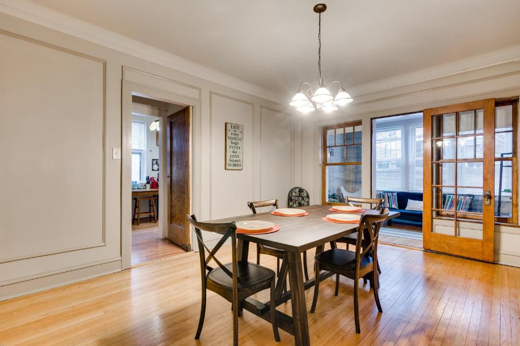 Lovely Near Loyola - Enjoy the Wonderful Outdoor Space and Sun Room - Room for the Whole Crew apts 1