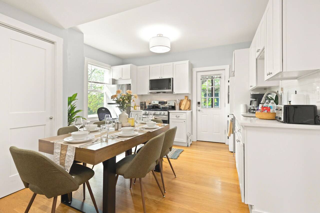 Lux 4 Bedrooms/2 Bathrooms. Walk to Harvard, T line + Free Parking 1