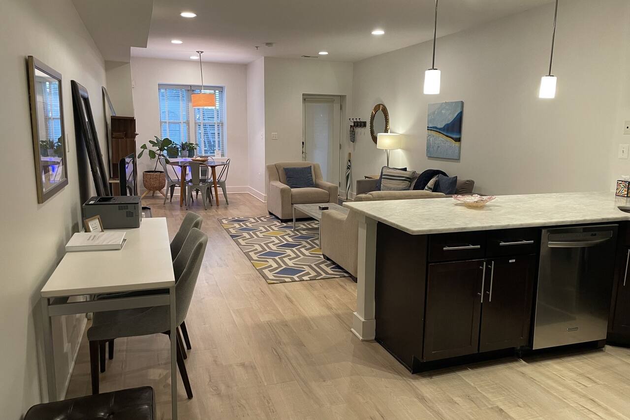 Luxe 2BD/2BA Townhouse in Hip Area - Near Metro 1