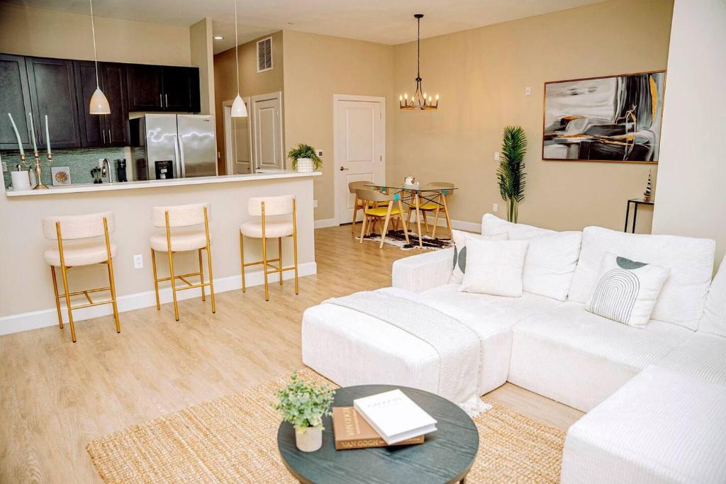 Luxe 2BR House Private Entry Free parking 1