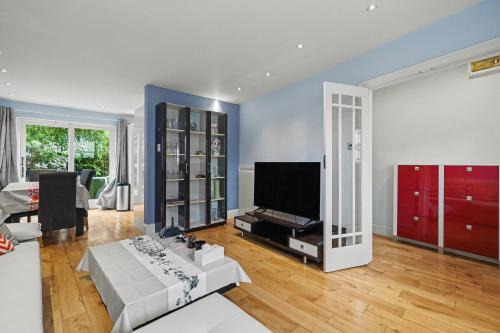 Luxe 3-Bed 2-bath Garden Townhouse Central London 1