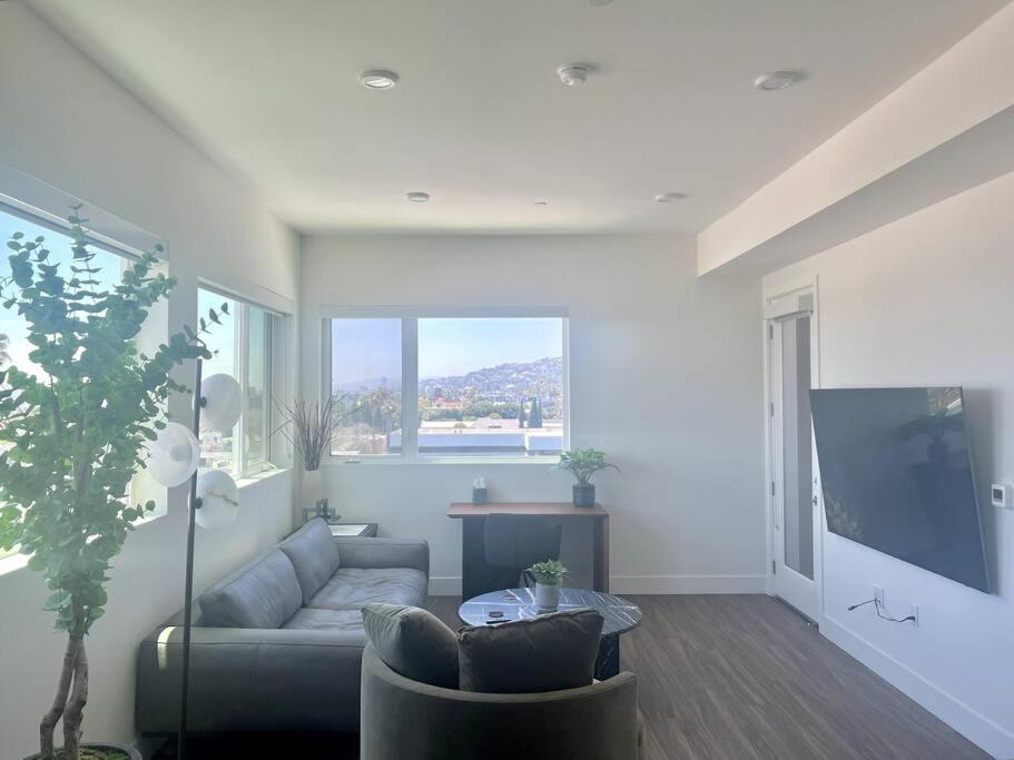 Luxe Corner One Bedroom, Prime Hollywood with Parking 1