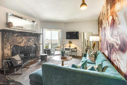Luxe Long Beach Condo w/Pool: 1 Mi to Shoreline! 1