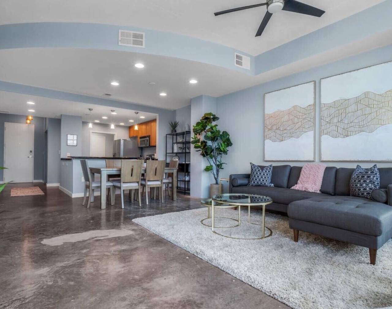 Luxurious 2/2 Downtown Apartment 1