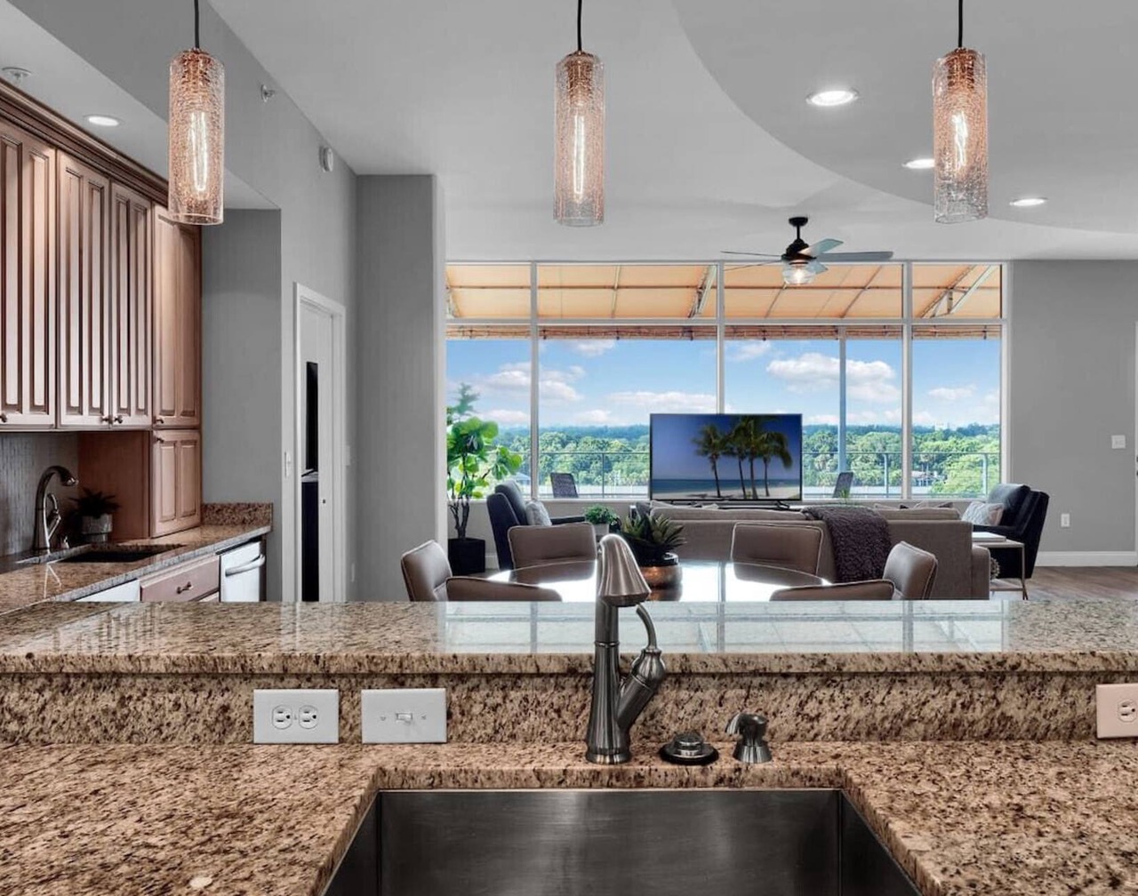 Luxurious Penthouse with 2/2 and large patio 1