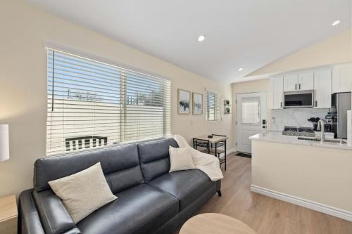 Luxury 1BR Suite Kitchen, Fireplace, Laundry, BBQ 1