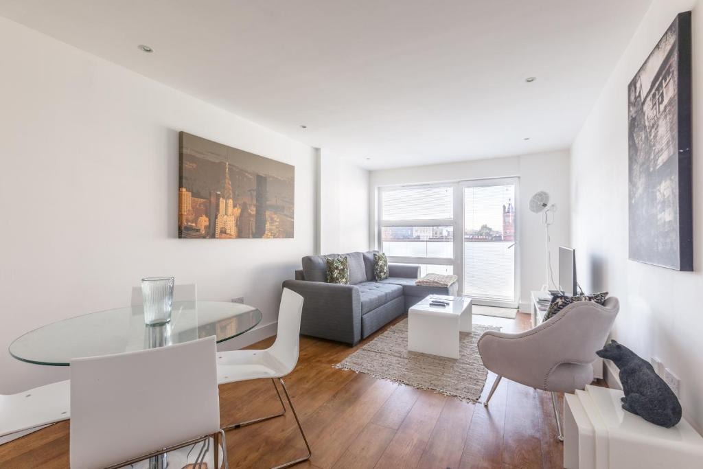 Luxury 2-Bed Flat parking near Tube and Emirates 1
