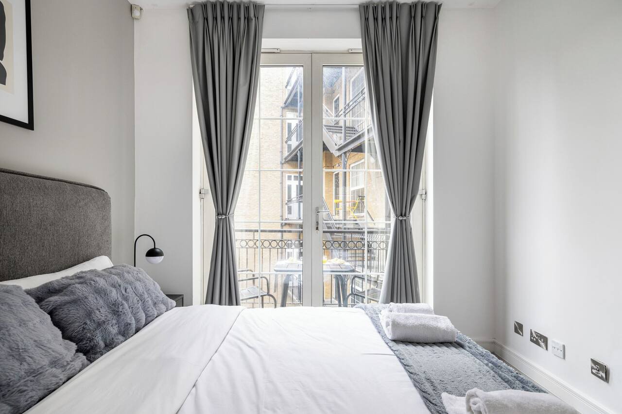 Luxury 2 Bedroom Apartment near London Bridge Sleeps 6 Tube Across Street 1