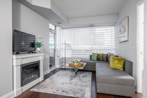 Luxury 2BR 2BA Sheppard Metro Free parking in Downtown Toronto 1