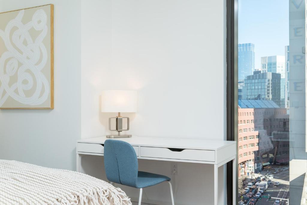 Luxury 2BR BackBay Boston Common T-station Roof Top Lounge Gym 1
