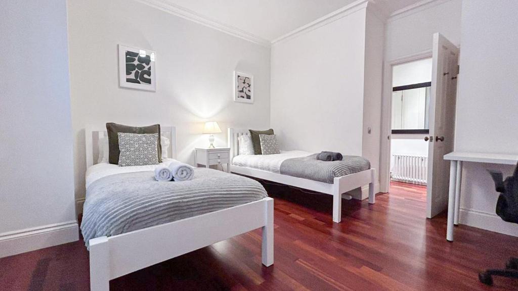 Luxury 3-Bed Apartment in Marylebone near Oxford Street & Baker Street by Staylio London 1