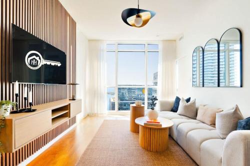 Luxury 3-Bedroom 2-Bathroom with Pool Gym & Parking 5 Minutes to CN Tower 1