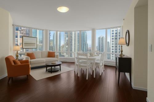 Luxury 3BR Apartment In The Heart Of Downtown - Gorgeous Views! 1