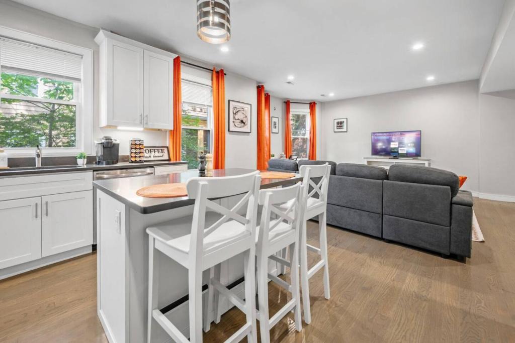 Luxury 3BR apt in Boston with Roku TV 1