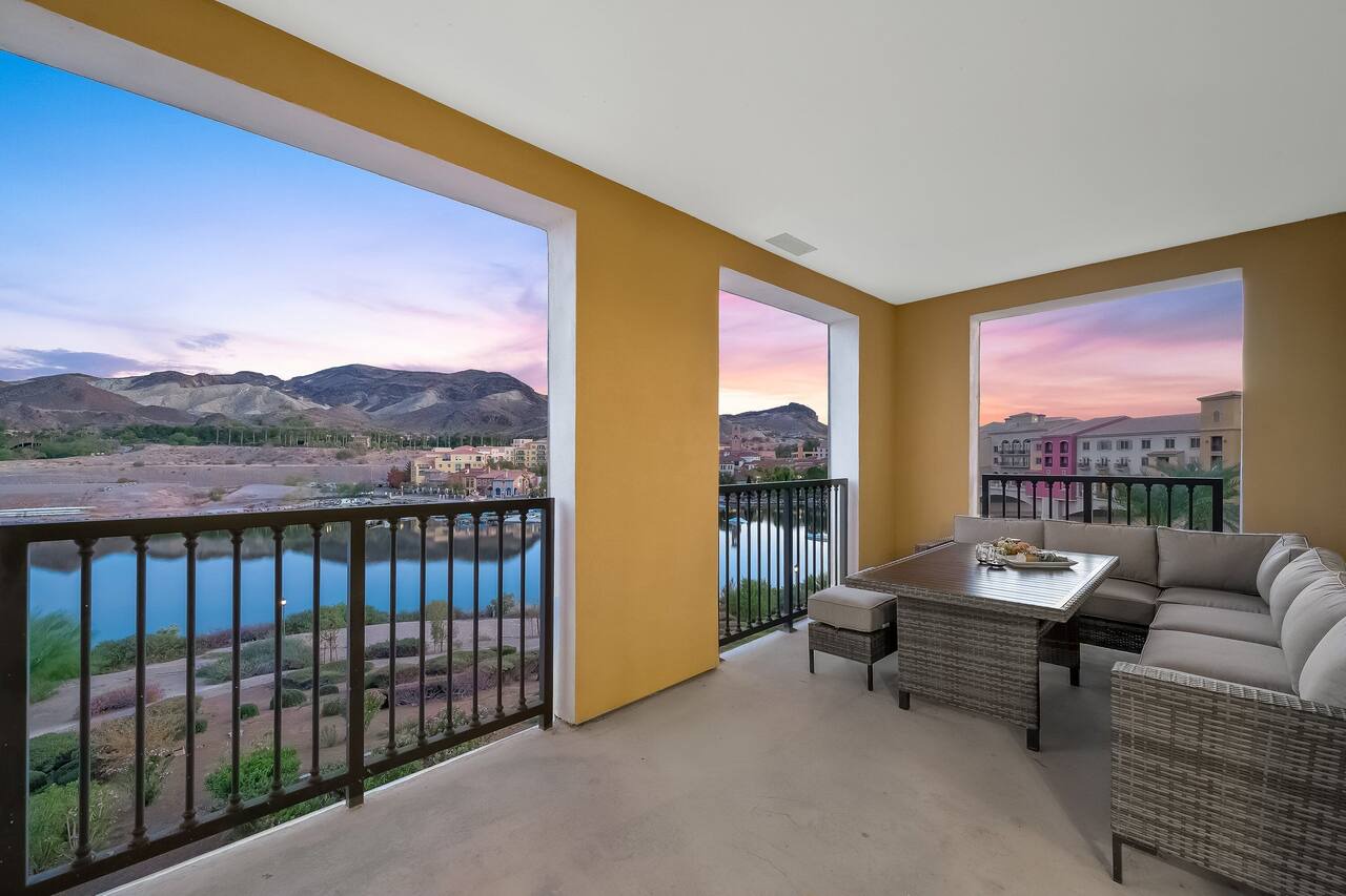 Luxury and Elegance! Panoramic views of Lake 1