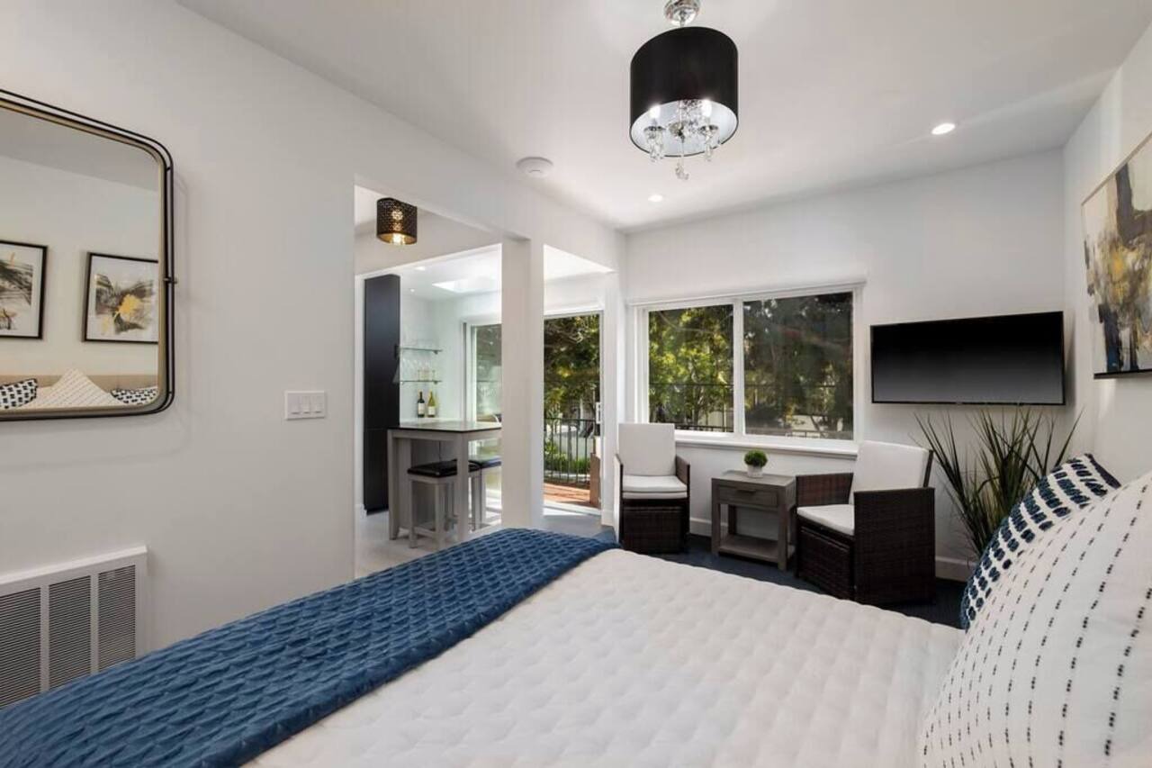 Luxury Beach Studio — 2 blocks to the Beach and Funk Zone 1