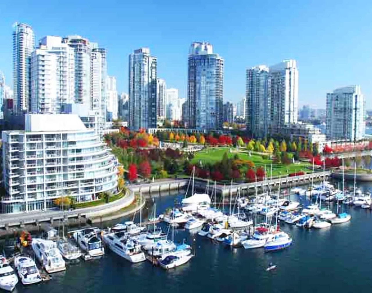 Luxury Beautiful Suite in the Heart of Downtown - Steps to BC Place Stadium! 1