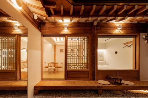 Luxury Hanok Mirror Courtyard 1