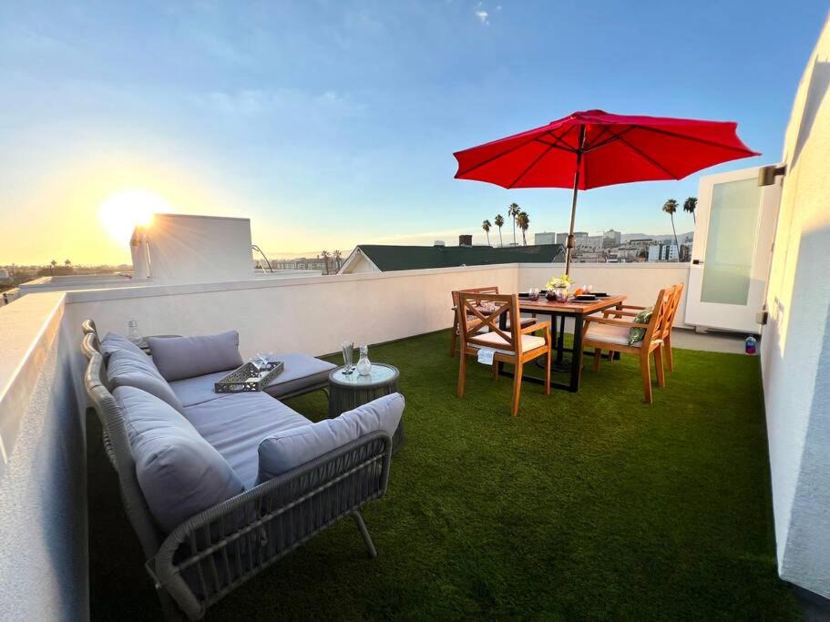 Luxury K-Town Dwelling with private rooftop deck. 1