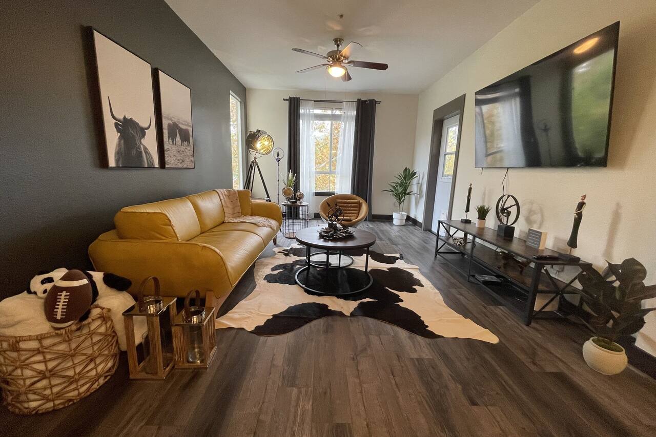 Luxury Top Floor Condo 5 min from Magic Mountain in a resort style gated complex 1
