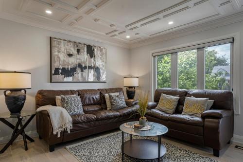 Luxury Toronto Stay with BBQ, Gazebo, Games & Parking 1