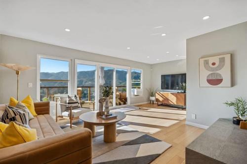 Marbella Lane - Chic Abode w Mountain Skyline 1