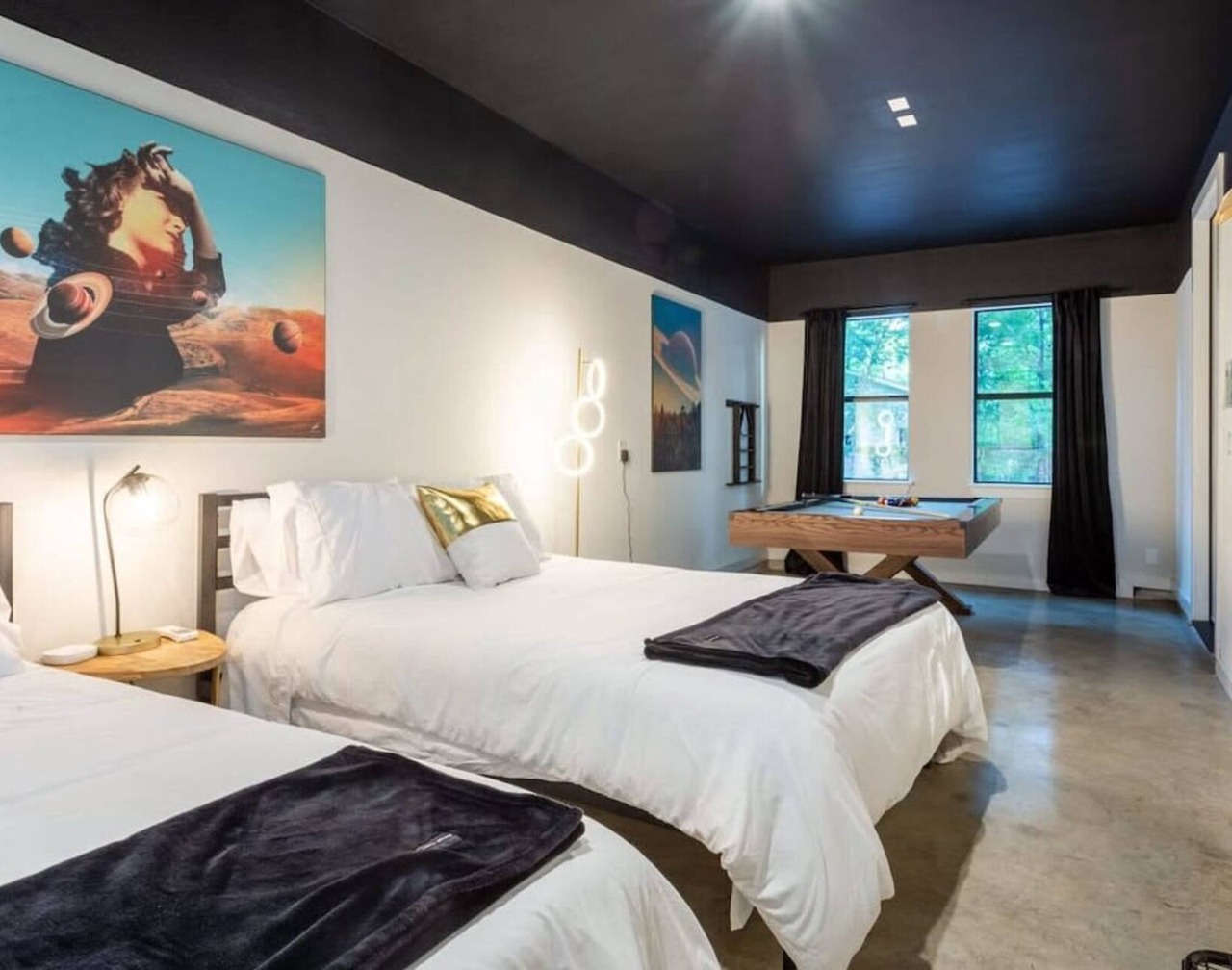 Massive Compound w Pool & Hot tub, Near Rainey St 1