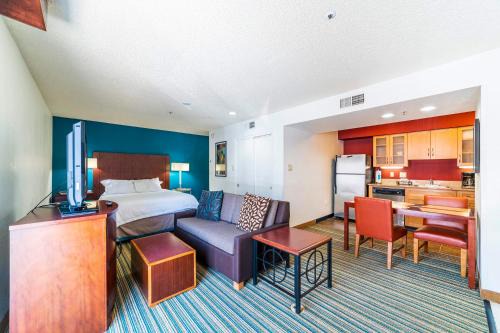 Metro Phoenix Extended Stay - Queen Studio 1