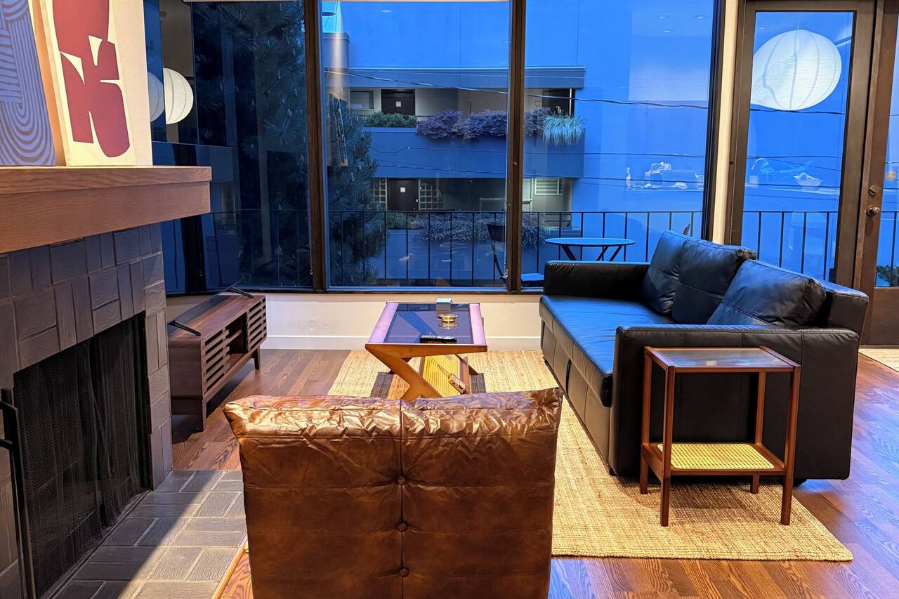 Mid Century Modern 2-bedroom apartment in the heart of Seattle 1