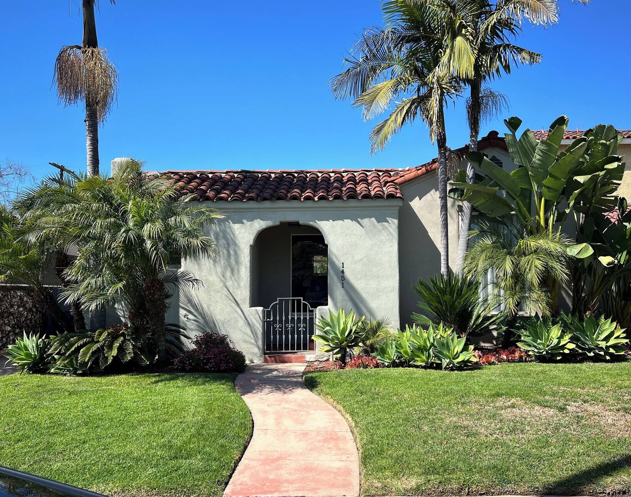 MidCity Oasis: Charming 2-br 2-ba house w/porch, fireplace & giant yard! 1