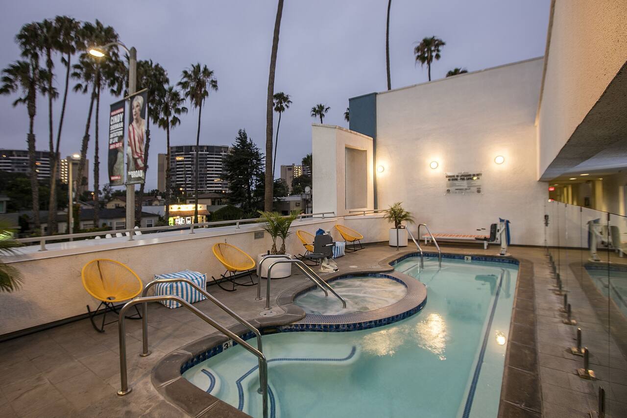 Minutes Away from The Venice Beach Drum Circle! Heated Outdoor Pool, Bike Rental 1