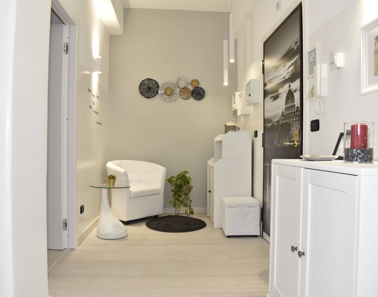 Minutes from downtown with the subway only 20 m from the house. 1