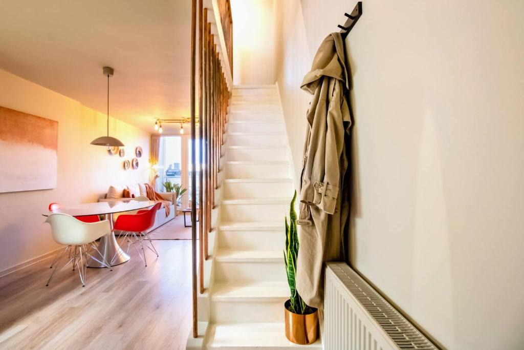Modern 2BR Apartment with Balcony & City Views near DLR 1