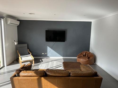 Modern 3 bed 2 bath house, parking and outdoor space 1