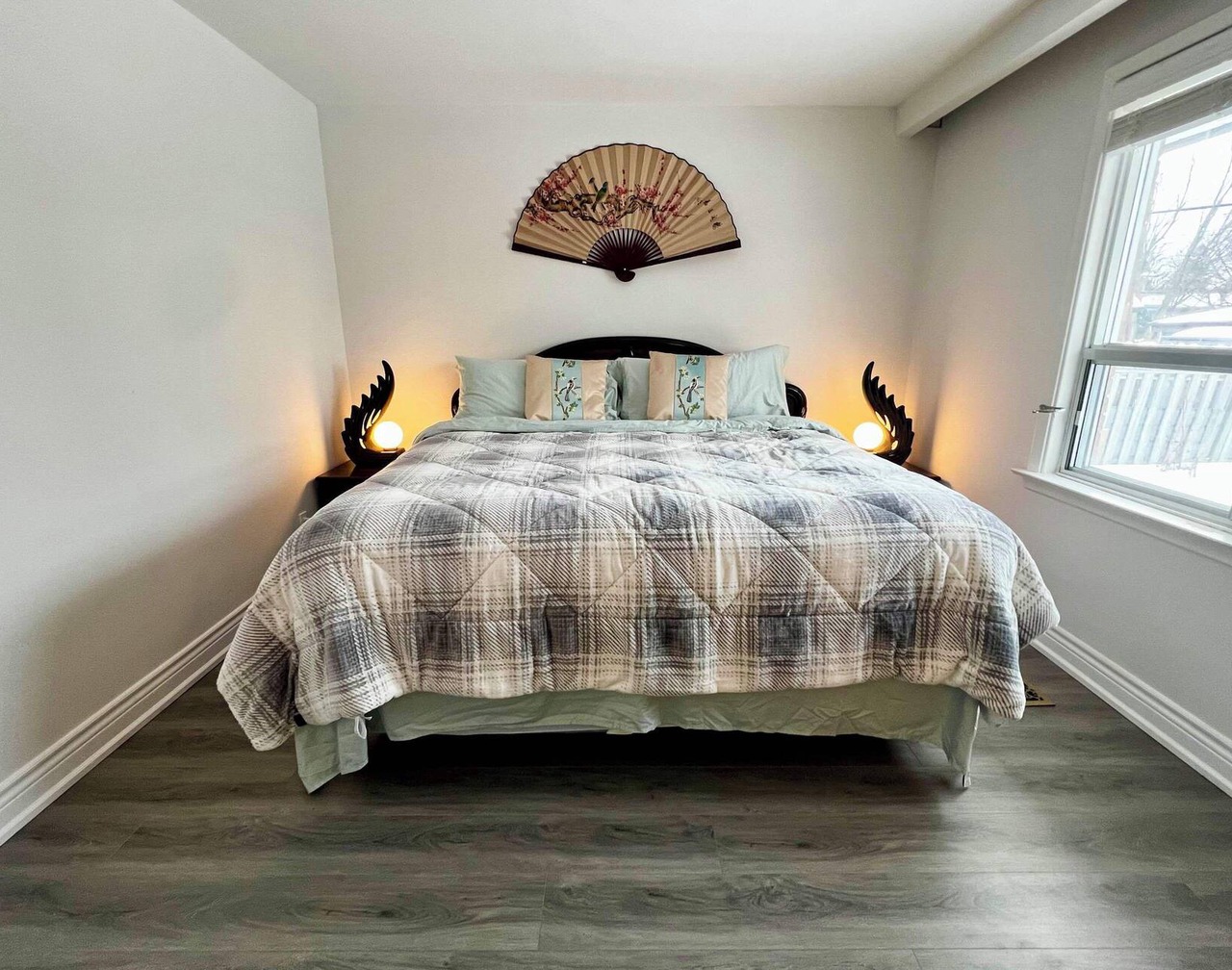 Modern and Newly Renovated 4-bedroom 2 bathroom house with WiFi in Toronto 1
