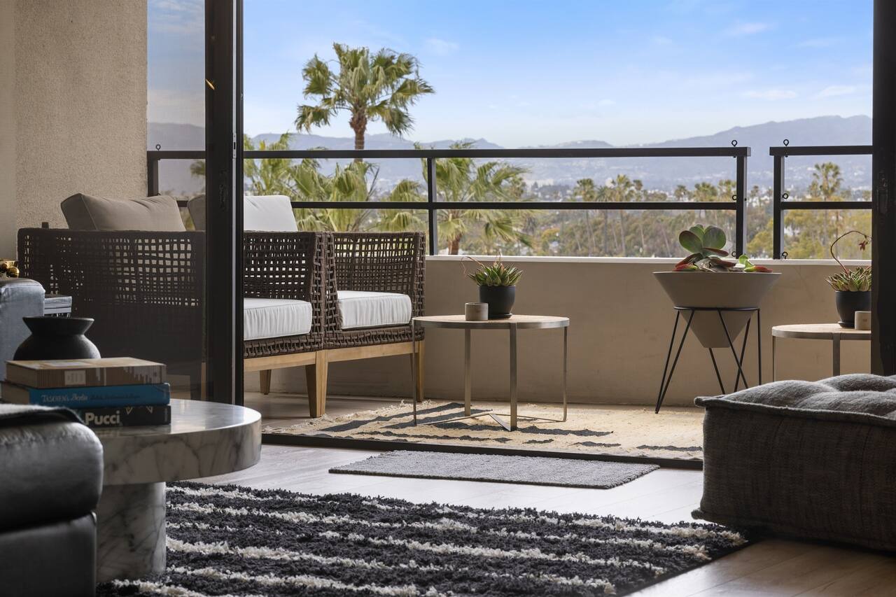 Modern, Chic Marina Retreat w/Gorgeous City Views | Office Space w/Wifi 1
